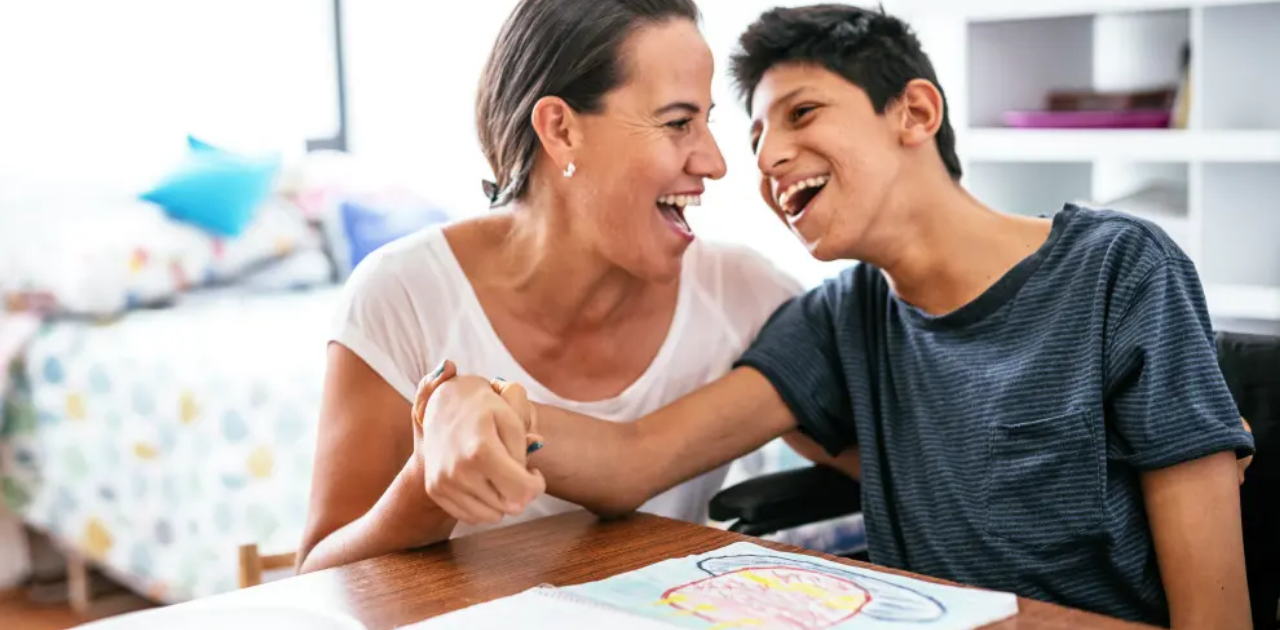 Lanzan apoyo de 14 mil pesos para mujeres que cuidan a familiar discapacitado. Checa los requisitos