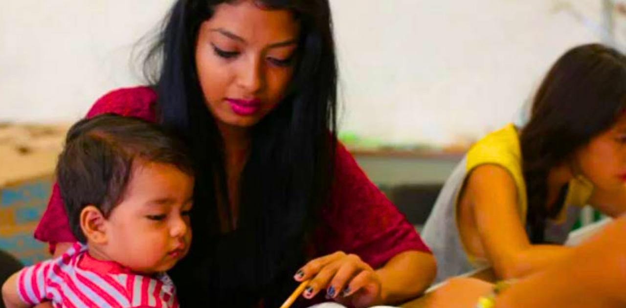 Si eres madre soltera y estudias esta beca te da $4000 al mes. Así aplicas