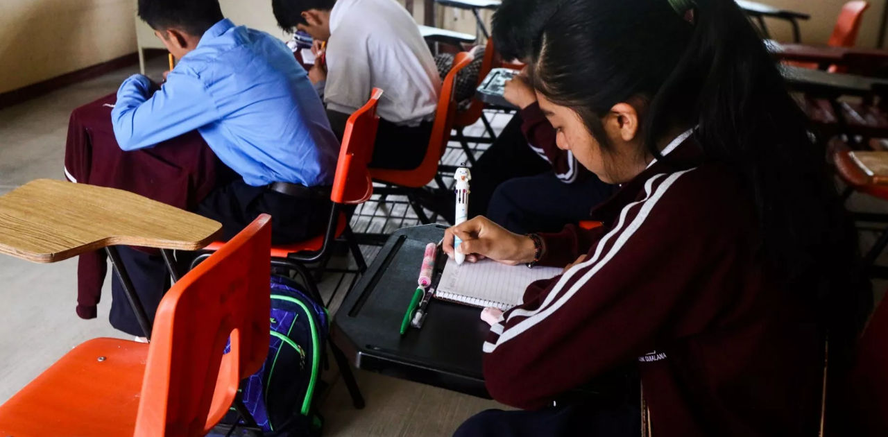 Lanzan beca de $2000 para estudiantes de escuelas públicas y privadas. Checa cómo solicitarla